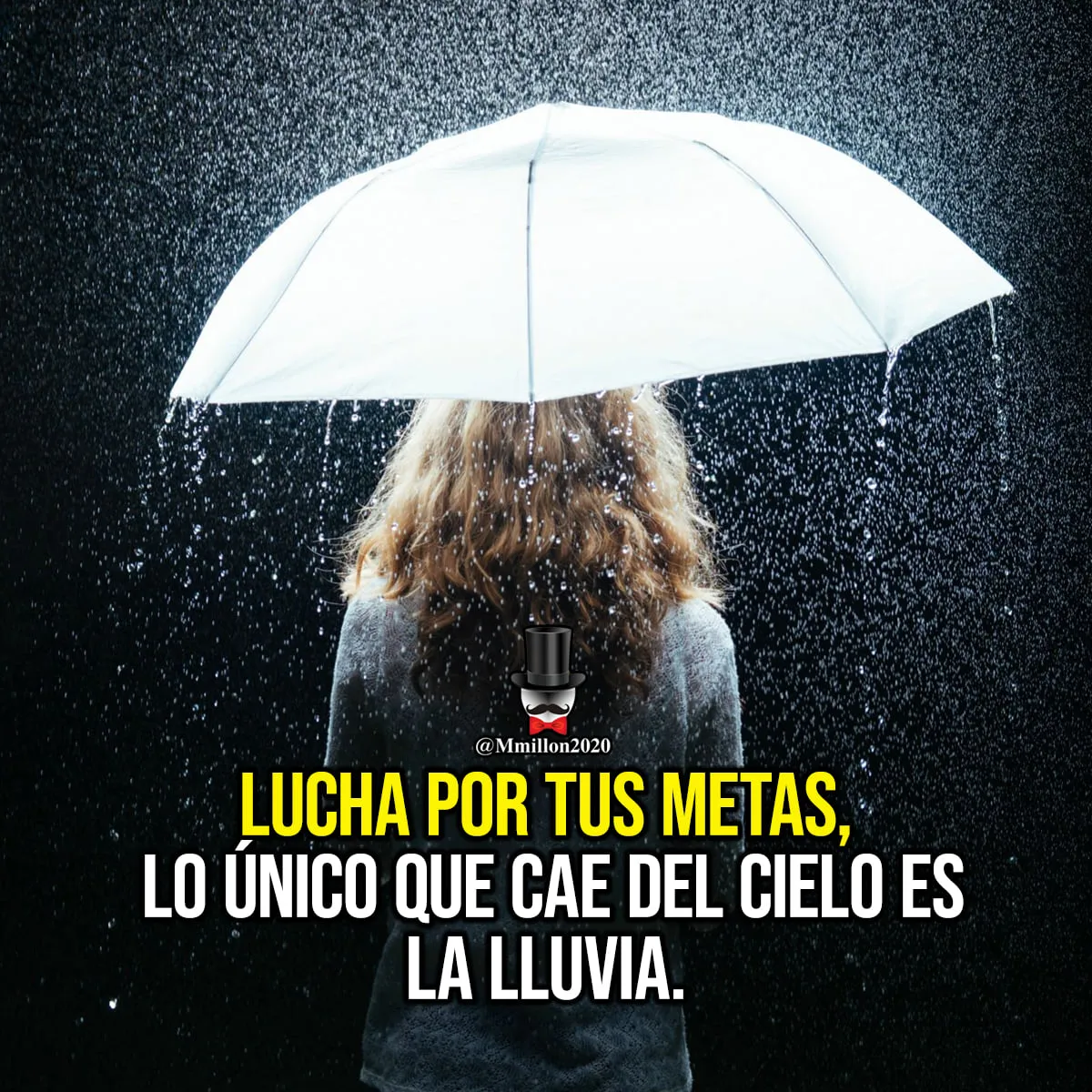 La imagen muestra a una mujer de espaldas sosteniendo un paraguas bajo la lluvia. La mujer lleva un vestido blanco y el paraguas es de color blanco roto. La lluvia cae con fuerza y la mujer parece estar empapada. La imagen es triste y melancólica.